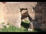 03237 ostia - regio i - insula xii - caseggiato dei triclini (i,xii,1) - via della forica - 1. raum von westen - ostwand - 01-2024.jpg